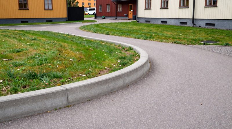 Kantsten mot asfalt
